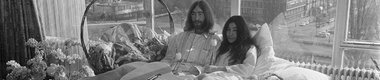 John_Lennon_en_zijn_echtgenote_Yoko_Ono_op_huwelijksreis_in_Amsterdam._John_Lenn,_Bestanddeelnr_922-2302