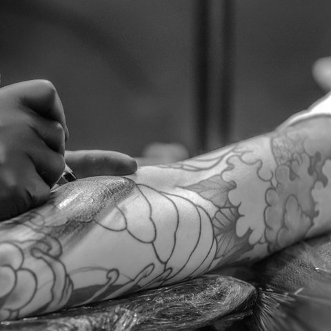 tatoueur en plein travail