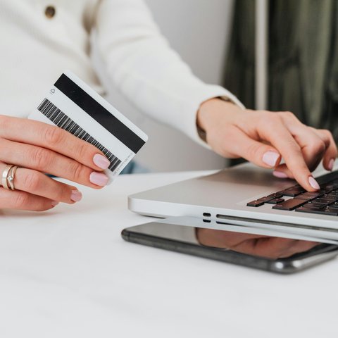 pexels-karola-g-5717944